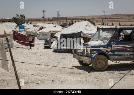 Juillet 2017 - Syrie - Rojava - Syrie du Nord - Camp de deplaces d'Ain Issa / Ambiance de Camp / Une voiture gare entre les tentes Stockfoto