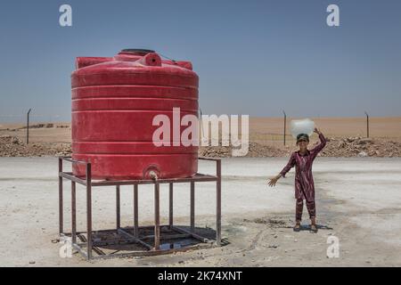 Juillet 2017 - Syrie - Rojava - Syrie du Nord - Camp de deplaces d'Ain Issa / Ambiance de Camp / Une petite syrienne originaire de Raqqa vient de prendre de l'Eau a la fontaine filtree ( au chlore) Chris Huby / Le Pictorium - Syrien: Flüchtlingslager Ain Issa - 08/07/2017 - Syrien / Rojava / Raqqa - Stockfoto