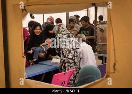 Juillet 2017 - Syrie - Rojava - Syrie du Nord - Camp de deplaces d'Ain Issa / Clinique MSF / Ambiance dans l'Entree chez les patients Stockfoto