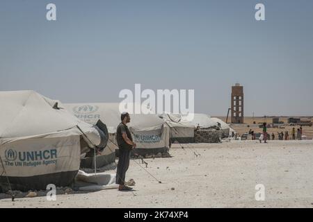 Juillet 2017 - Syrie - Rojava - Syrie du Nord - Camp de deplaces d'Ain Issa / Ambiance de Camp / UN syrien originaire de Raqqa devant sa tente Stockfoto