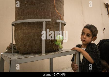 Juillet 2017 - Syrie - Rojava - Syrie du Nord - Camp de deplaces d'Ain Issa / Clinique MSF / UN jeune Syrien originaire de Raqqa Nehmen Sie an einer cote de la Reserve d'Eau Teil Stockfoto