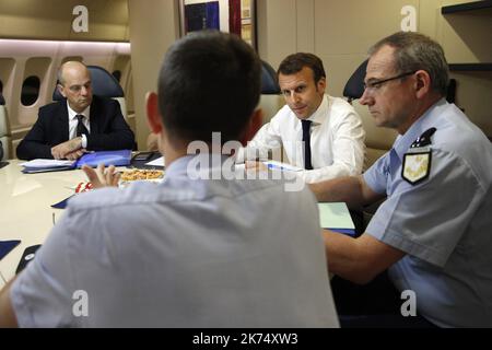 Frankreichs Präsident Emmanuel Macron, 2., rechts, überträgt Beamte an Bord des Präsidentenflugzeugs auf dem Weg zur Insel Guadeloupe, dem ersten Schritt seines Besuchs auf den französischen karibischen Inseln, Dienstag, 12. September 2017. Am Tisch sitzen von links der französische Bildungsminister Jean-Michel Blanquer, Direktor des Rettungsdienstes (Securite Civile), Jacques Witkowski, zurück in die Kamera, und der Generaldirektor der Gendarmerie Nationale, Richard Lizurey Stockfoto