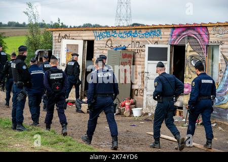 Abbau des Norrent Fontes Migrantenlagers. Stockfoto