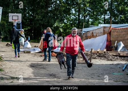 Abbau des Norrent Fontes Migrantenlagers. Stockfoto