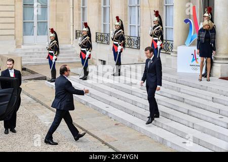 Francois Hollande und Emmanuel Macron, die französische olympische Delegation aus Lima, werden vom französischen Präsidenten Emmanuel Macron im Elysee-Palast empfangen. Stockfoto