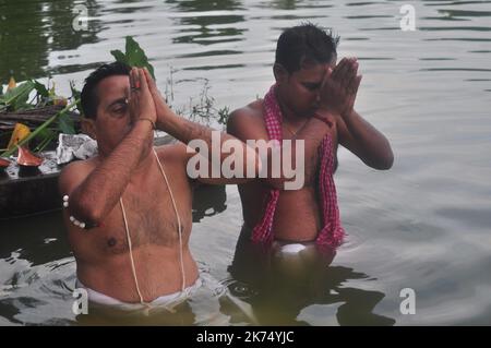 Indische Hindu-Anhänger führen Tarpan, auch bekannt als Pitritarpan in Tripura, auf. Tarpan ist ein Ritual, um seinen Vorvätern zu gehorchen, und an seinem letzten Tag am 19. September 2017 beteten sie ihre Vorfahren. In der hinduistischen Mythologie wird dieser Tag auch als -Mahalaya- bezeichnet und als der Tag beschrieben, an dem die Götter die zehn bewaffneten Gottheiten Durga schufen, um den Dämonenkönig Asur zu zerstören, der plante, die Götter aus ihrem Königreich zu vertreiben. Während dieser fünf Tage verehren sie Durga, der als Zerstörer des Bösen anerkannt wird. Stockfoto