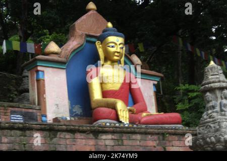 Noemie Repetto / Le Pictorium - Nepal - Kathmandu. Swayambhumath Tempel, auch bekannt als der Affentempel. - 20/09/2017 - Nepal / Kathmandu / Kathmandu - Nepal - Kathmandu. Swayambhumath Tempel, auch bekannt als der Affentempel. Eine der Statuen von Shiva, die die Treppe zum Tempel selbst umrahmen. Stockfoto