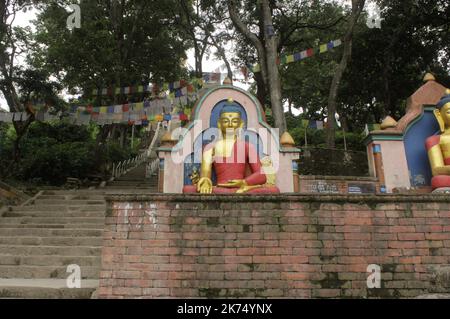 Noemie Repetto / Le Pictorium - Nepal - Kathmandu. Swayambhumath Tempel, auch bekannt als der Affentempel. - 20/09/2017 - Nepal / Kathmandu / Kathmandu - Nepal - Kathmandu. Swayambhumath Tempel, auch bekannt als der Affentempel. Eine der Statuen von Shiva, die die Treppe zum Tempel selbst umrahmen. Stockfoto