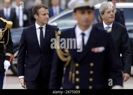 Der französische Präsident Emmanuel Macron (L) und der italienische Premierminister Paolo Gentiloni (2. Dezember) überprüfen die republikanischen Garden bei ihrer Ankunft am 27. September 2017 im Gebäude der Präfektur in Lyon für den französisch-italienischen Gipfel 34. Stockfoto