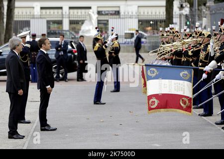 Der französische Präsident Emmanuel Macron (R) und der italienische Premierminister Paolo Gentiloni (2. Dezember) überprüfen die republikanischen Garden bei ihrer Ankunft am 27. September 2017 im Gebäude der Präfektur in Lyon für den französisch-italienischen Gipfel 34. Stockfoto