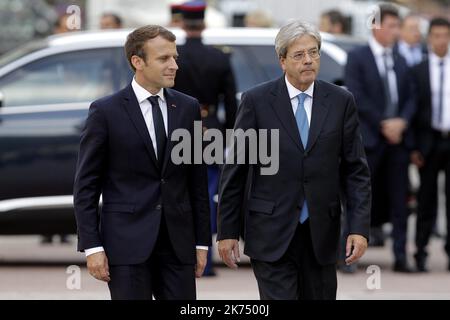 Der französische Präsident Emmanuel Macron (L) und der italienische Premierminister Paolo Gentiloni (2. Dezember) überprüfen die republikanischen Garden bei ihrer Ankunft am 27. September 2017 im Gebäude der Präfektur in Lyon für den französisch-italienischen Gipfel 34. Stockfoto