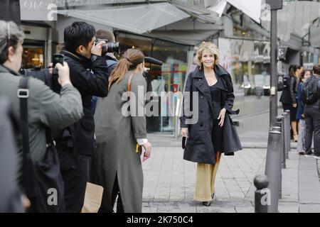 ©PHOTOPQR/LE PARISIEN ; Dimanche 1er octobre 2017 - Paris, Avenue des Champs Elysées. L'Oréal Paris organisiert anlässlich der Modewoche die Premiere des défilé de Mode ouvert au public sur les Champs-Elysées. Arrivée de Jane Fonda égérie l'Oréal © Arnaud Dumontier Modenschau des Kosmetikunternehmens L'Oreal auf den Champs-Elysées vor dem Arc de Triomphe, während der Paris Fashion Week, in Paris, Frankreich, am 01. Oktober 2017. Die Präsentation der Frauenkollektionen findet vom 25. September bis zum 03. Oktober statt. Stockfoto