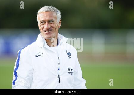 Der französische Cheftrainer Didier Deschamps reagiert am 3. Oktober 2017 bei einem Training in Frankreich in Clairefontaine, Frankreich. Stockfoto