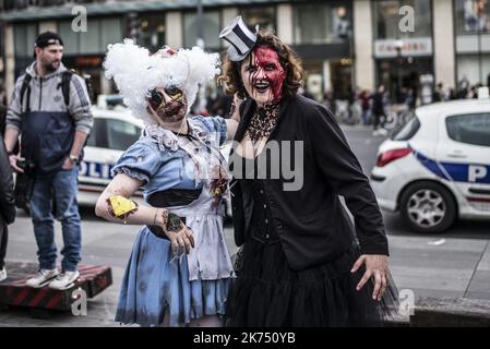 Die Kostümteilnehmer nehmen an einem Spaziergang zum Welt-Zombie-Tag 2017 auf dem Place de la Republique in Paris, Frankreich, Teil. 07.10.2017 Stockfoto