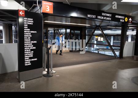 SeaTac, Washington, USA. 30. September 2022. Eine Skybridge in SeaTac, die eine Bushaltestelle mit dem Flughafenpavillon verbindet. Die Luftfahrtindustrie sah sich nach den Pandemieausfällen der COVID-19 mit erheblichen Schwierigkeiten konfrontiert, da die meisten Fluggesellschaften ihre Mitarbeiter nur entlassen haben, um den Flugverkehr schnell wieder anzukurzen. Piloten, Flugbegleiter und allgemeiner Personalmangel haben im Jahr 2022 Zehntausende von Flugausfällen in den Vereinigten Staaten verursacht. (Bild: © Taidgh Barron/ZUMA Press Wire) Stockfoto