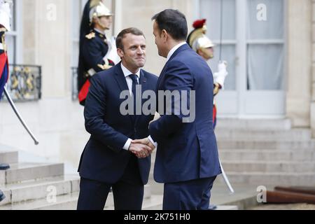 Der französische Präsident Emmanuel Macron begrüßt den irischen Premierminister Leo Varadkar im Elysée-Palast in Paris Stockfoto