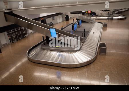 SeaTac, Washington, USA. 30. September 2022. Gepäckausgabe bei SeaTac.die Luftfahrtindustrie hat nach den Pandemieausfällen der COVID-19 erhebliche Schwierigkeiten zu bewältigen, da die meisten Fluggesellschaften ihre Mitarbeiter nur für Flugreisen entlassen, um sich schnell wieder zu erholen. Piloten, Flugbegleiter und allgemeiner Personalmangel haben im Jahr 2022 Zehntausende von Flugausfällen in den Vereinigten Staaten verursacht. (Bild: © Taidgh Barron/ZUMA Press Wire) Stockfoto