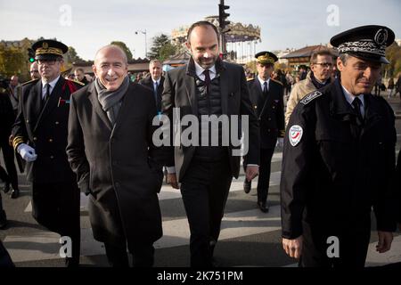 Der französische Premierminister Edouard Philippe und Innenminister Gerard Collomb beim Eiffelturm in Paris. Stockfoto