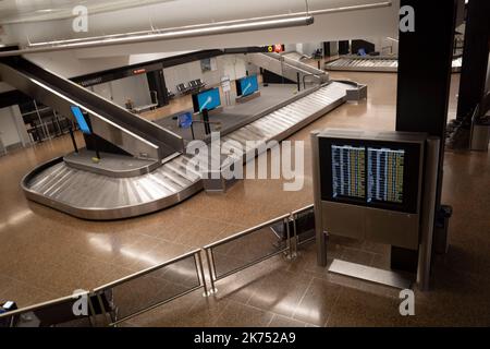 SeaTac, Washington, USA. 30. September 2022. Gepäckausgabe bei SeaTac.die Luftfahrtindustrie hat nach den Pandemieausfällen der COVID-19 erhebliche Schwierigkeiten zu bewältigen, da die meisten Fluggesellschaften ihre Mitarbeiter nur für Flugreisen entlassen, um sich schnell wieder zu erholen. Piloten, Flugbegleiter und allgemeiner Personalmangel haben im Jahr 2022 Zehntausende von Flugausfällen in den Vereinigten Staaten verursacht. (Bild: © Taidgh Barron/ZUMA Press Wire) Stockfoto