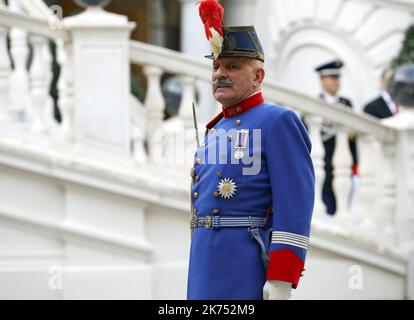 Départ du palais princier le Colonel Fringant Monaco, 19. 2017. november Zeremonien des Nationaltages mit der fürstlichen Familie Stockfoto