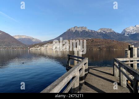 Der See Annecy, der drittgrößte See Frankreichs Stockfoto