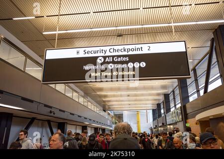 SeaTac, Washington, USA. 30. September 2022. Die Long TSA Transportation Security Administration hat bei SeaTac Sicherheitslinien.die Luftfahrtindustrie hat nach den Pandemie-Rettungsaktionen von COVID-19 erhebliche Probleme mit sich gebracht, da die meisten Fluggesellschaften ihre Mitarbeiter nur für den Flugverkehr entlassen haben, um sich schnell wieder zu erholen. Piloten, Flugbegleiter und allgemeiner Personalmangel haben im Jahr 2022 Zehntausende von Flugausfällen in den Vereinigten Staaten verursacht. (Bild: © Taidgh Barron/ZUMA Press Wire) Stockfoto