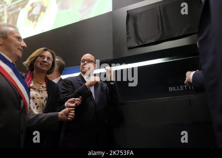 Prinz Albert II. Von Monaco besucht am 29. November 2017 das neue Aquarium der neuen ozeanologischen Sternwarte von Banyuls-sur-Mer, flankiert von Jean Chambaz, dem Präsidenten der Universität Paris X Pierre et Marie Curie, Vincent Laudet (L), Direktor der ozeanologischen Sternwarte von Banyuls-sur-Mer und dem Bürgermeister Jean-Michel Sole. Stockfoto