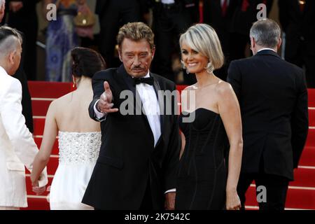 Johnny Hallyday und seine Frau Laeticia Hallyday 62. Internationale Filmfestspiele von Cannes Roter Teppich für 'Vengeance'-AKTEN - Johhny Hallyday, der als erster gallischer Sänger den Rock n' Roll in Frankreich populär machte und während einer mehr als ein halbes Jahrhundert währenden Musikkarriere über 110 Millionen Platten verkaufte, ist gestorben. Er war 74 Jahre alt und hatte mehrere Monate lang Krebs bekämpft. Hallyday, der weithin als der 'französische Elvis' bekannt ist, begann seine Gesangskarriere Ende 1950s und spezialisierte sich auf französischsprachige Coverversionen berühmter Songs von Künstlern wie Gene Vincent, Eddie Cochrane und Elvis Presley, deren Examen sie abgelegt haben Stockfoto