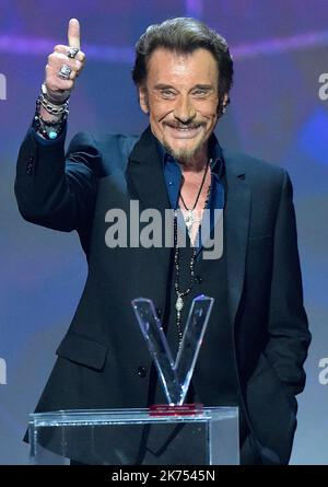 ©Franck Castel/Wostok Press Le 05/12/2017 - Johnny Hallyday est mort. Le chanteur s’en est allé alors qu’il luttait contre la maladie depuis plusieurs mois déjà. ARCHIVE France, Paris 12/02/2016 der französische Sänger Johnny Hallyday spricht, als er den Preis für das beste Chanson-Album während der 31. Victoires de la Musique, der jährlichen Verleihung der französischen Musikpreise, am 12. Februar 2016 in der Konzerthalle Zenith in Paris, erhält. ? FILES - Johhny Hallyday, der als erster gallischer Sänger Rock n' Roll in Frankreich populär machte und über 110 Millionen Schallplatten während einer Musikkarriere verkaufte, die mehr als eine halbe Stunde zurücklag Stockfoto