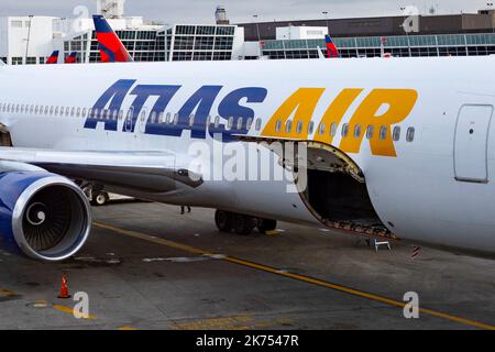 SeaTac, Washington, USA. 30. September 2022. Ein Charterflug der Atlas Air Boeing 767 in SeaTac. Atlas Air betreibt Flüge für Amazon Prime und die Regierung der Vereinigten Staaten.die Luftfahrtindustrie hat nach den Pandemieausfällen der COVID-19 erhebliche Probleme mit sich gebracht, da die meisten Fluggesellschaften ihre Mitarbeiter nur für Flugreisen entlassen, um sich schnell wieder zu erholen. Piloten, Flugbegleiter und allgemeiner Personalmangel haben im Jahr 2022 Zehntausende von Flugausfällen in den Vereinigten Staaten verursacht. (Bild: © Taidgh Barron/ZUMA Press Wire) Stockfoto