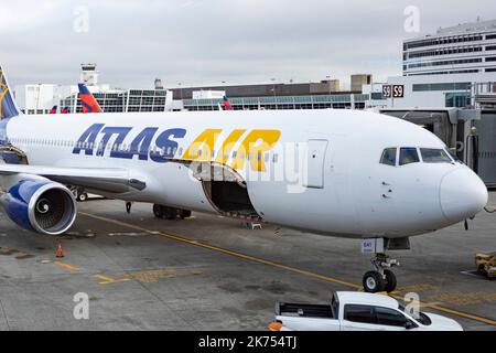 SeaTac, Washington, USA. 30. September 2022. Ein Charterflug der Atlas Air Boeing 767 in SeaTac. Atlas Air betreibt Flüge für Amazon Prime und die Regierung der Vereinigten Staaten.die Luftfahrtindustrie hat nach den Pandemieausfällen der COVID-19 erhebliche Probleme mit sich gebracht, da die meisten Fluggesellschaften ihre Mitarbeiter nur für Flugreisen entlassen, um sich schnell wieder zu erholen. Piloten, Flugbegleiter und allgemeiner Personalmangel haben im Jahr 2022 Zehntausende von Flugausfällen in den Vereinigten Staaten verursacht. (Bild: © Taidgh Barron/ZUMA Press Wire) Stockfoto