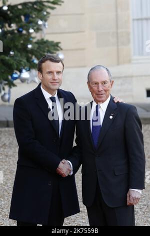 Der französische Präsident Emmanuel Macron begrüßt den US-Geschäftsmann und Politiker Michael Bloomberg bei seiner Ankunft im Pariser Elysee-Palast zu einem Mittagessen, das der französische Präsident im Rahmen des One Planet Summit veranstaltet. Macron veranstaltet den One Planet-Gipfel, an dem führende Politiker, Philantropisten und andere engagierte Privatpersonen teilnehmen, um über den Klimawandel zu diskutieren. 12.12.2017 Stockfoto