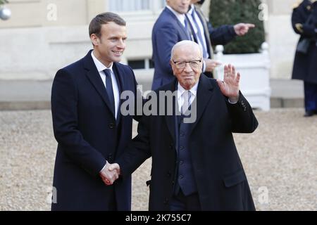 Der französische Präsident Emmanuel Macron begrüßt den tunesischen Präsidenten Beji Caïd Essebsi bei seiner Ankunft im Pariser Elysee-Palast zu einem Mittagessen, das der französische Präsident im Rahmen des One Planet Summit veranstaltet. Macron veranstaltet den One Planet-Gipfel, an dem führende Politiker, Philantropisten und andere engagierte Privatpersonen teilnehmen, um über den Klimawandel zu diskutieren. 12.12.2017 Stockfoto