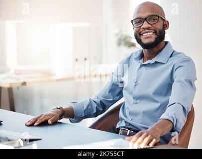 Machen Sie sich keine Sorgen, ich habe es abgedeckt. Ein Porträt eines hübschen jungen Geschäftsmannes, der an seinem Schreibtisch im Büro arbeitet. Stockfoto