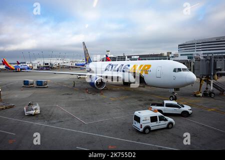 SeaTac, Washington, USA. 30. September 2022. Ein Charterflug der Atlas Air Boeing 767 in SeaTac. Atlas Air betreibt Flüge für Amazon Prime und die Regierung der Vereinigten Staaten.die Luftfahrtindustrie hat nach den Pandemieausfällen der COVID-19 erhebliche Probleme mit sich gebracht, da die meisten Fluggesellschaften ihre Mitarbeiter nur für Flugreisen entlassen, um sich schnell wieder zu erholen. Piloten, Flugbegleiter und allgemeiner Personalmangel haben im Jahr 2022 Zehntausende von Flugausfällen in den Vereinigten Staaten verursacht. (Bild: © Taidgh Barron/ZUMA Press Wire) Stockfoto