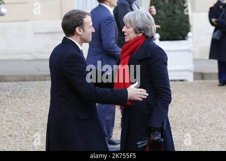 Der französische Präsident Emmanuel Macron begrüßt die britische Premierministerin Theresa May bei ihrer Ankunft im Pariser Elysee-Palast zu einem Mittagessen, das der französische Präsident im Rahmen des One Planet Summit veranstaltet. Macron veranstaltet den One Planet-Gipfel, an dem führende Politiker, Philantropisten und andere engagierte Privatpersonen teilnehmen, um über den Klimawandel zu diskutieren. 12.12.2017 Stockfoto