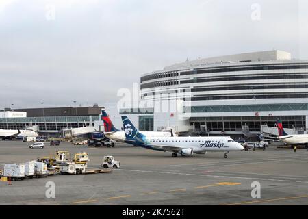 SeaTac, Washington, USA. 30. September 2022. Ein Flugzeug der Alaska Airlines rollt in SeaTac. Alaska Airlines, die Virgin America übernommen hat, hat seinen Hauptsitz in Seattle. Die Luftfahrtindustrie sah sich nach den Pandemieausfällen der COVID-19 mit erheblichen Schwierigkeiten konfrontiert, da die meisten Fluggesellschaften ihre Mitarbeiter nur entlassen haben, um den Flugverkehr schnell wieder anzukurzen. Piloten, Flugbegleiter und allgemeiner Personalmangel haben im Jahr 2022 Zehntausende von Flugausfällen in den Vereinigten Staaten verursacht. (Bild: © Taidgh Barron/ZUMA Press Wire) Stockfoto