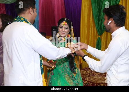 Traditionelle Mayoon-Zeremonie an bunt dekoriertem Veranstaltungsort in Karachi, Pakistan Stockfoto