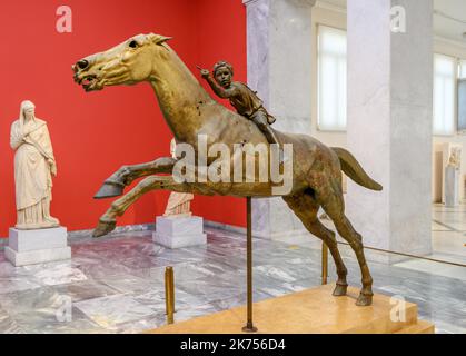 Der Artemision Jockey. Bronzestatue eines Pferdes und eines jungen Jockeys, um 140 v. Chr., Archäologisches Nationalmuseum, Athen, Griechenland Stockfoto