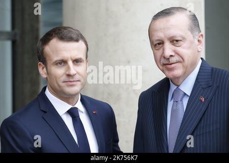 Der französische Präsident Emmanuel Macron begrüßt den türkischen Präsidenten Recep Tayyip Erdogan vor seinem Treffen im Präsidentenpalast Elysee in Paris, Frankreich Stockfoto
