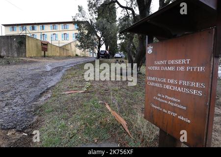 Die „Monastere du Saint-Desert“, ein Karmelitenkloster in Roquebrune-sur-Argens in der Region Var, Südfrankreich. Die Polizei durchsuchte das Kloster am 9. Januar 2018 nach einem Mann, der verdächtigt wird, seine Frau und vier Kinder getötet zu haben, die seit 2011 auf der Flucht sind, teilte eine Sicherheitsquelle mit. Die Zeitung Ouest-France berichtete, dass Zeugen einen Mann, der Xavier Dupont de Ligonnes ähnelte, entdeckt hätten, der die Polizei anführte, die religiöse Stätte zu überfallen Stockfoto