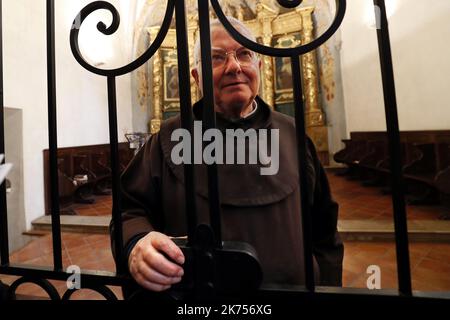 Die „Monastere du Saint-Desert“, ein Karmelitenkloster in Roquebrune-sur-Argens in der Region Var, Südfrankreich. Die Polizei durchsuchte das Kloster am 9. Januar 2018 nach einem Mann, der verdächtigt wird, seine Frau und vier Kinder getötet zu haben, die seit 2011 auf der Flucht sind, teilte eine Sicherheitsquelle mit. Die Zeitung Ouest-France berichtete, dass Zeugen einen Mann, der Xavier Dupont de Ligonnes ähnelte, entdeckt hätten, der die Polizei anführte, die religiöse Stätte zu überfallen Stockfoto