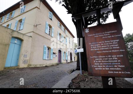 Die „Monastere du Saint-Desert“, ein Karmelitenkloster in Roquebrune-sur-Argens in der Region Var, Südfrankreich. Die Polizei durchsuchte das Kloster am 9. Januar 2018 nach einem Mann, der verdächtigt wird, seine Frau und vier Kinder getötet zu haben, die seit 2011 auf der Flucht sind, teilte eine Sicherheitsquelle mit. Die Zeitung Ouest-France berichtete, dass Zeugen einen Mann, der Xavier Dupont de Ligonnes ähnelte, entdeckt hätten, der die Polizei anführte, die religiöse Stätte zu überfallen Stockfoto