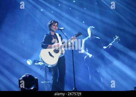 Dolores O'Riordan, Sänger der irischen Rockband The Cranberries, tritt während ihres Konzerts im Beijing MasterCard Center am 28. Juli 2011 in Peking, China, auf der Bühne auf Stockfoto