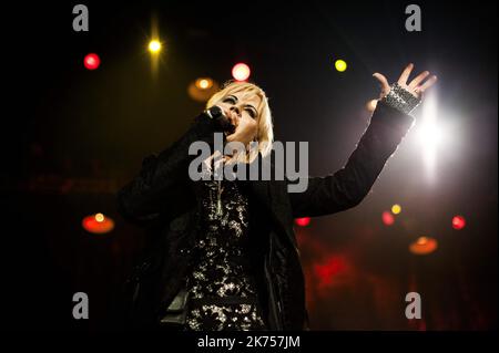Dolores O'Riordan, Sänger der irischen Pop-Rock-Band The Cranberries, tritt in der Halle Tony Garnier in Lyon, im mittleren Osten Frankreichs, auf. Stockfoto