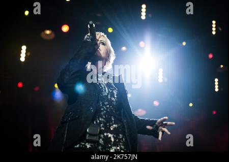 Dolores O'Riordan, Sänger der irischen Pop-Rock-Band The Cranberries, tritt in der Halle Tony Garnier in Lyon, im mittleren Osten Frankreichs, auf. Die Cranberries werden im Februar 2012 ihr sechstes Studioalbum namens 'Roses' präsentieren. Stockfoto