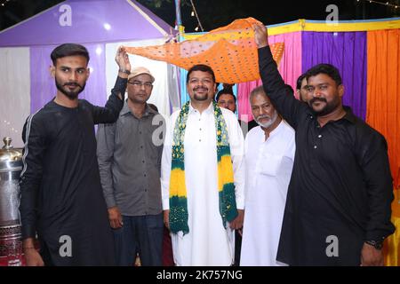 Traditionelle Mayoon-Zeremonie an bunt dekoriertem Veranstaltungsort in Karachi, Pakistan Stockfoto