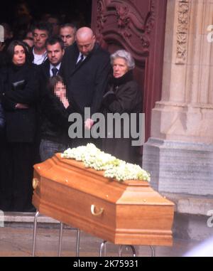 Sortie du cercueil avec à droite de la photo madame Raymonde Bocuse femme de Paul Bocuse - Lyon der 26.. Januar 2018 - das Begräbnis von Paul Bocuse wurde an diesem Freitag in der Kathedrale von Saint-Jean gefeiert. Der Botschafter der französischen Küche auf der ganzen Welt starb am Samstag im Alter von 91 Jahren. Stockfoto