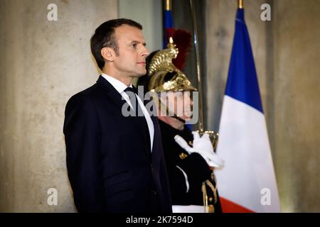 Der französische Präsident Emmanuel Macron wartet am 26. Januar 2018 im Elysée-Palast in Paris auf seinen Amtskollegen aus Argentinien, Mauricio Macri. Stockfoto