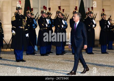Der französische Präsident Emmanuel Macron wartet am 26. Januar 2018 im Elysée-Palast in Paris auf seinen Amtskollegen aus Argentinien, MauricioMacri. Stockfoto